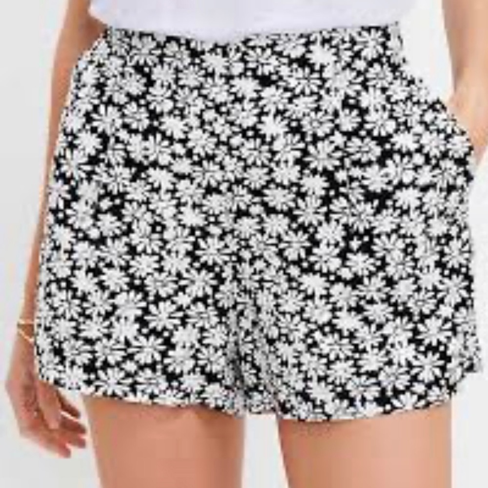 LOFT Black and White Daisy Floral Pull-On Shorts, Size Med, Linen Blend Shorts